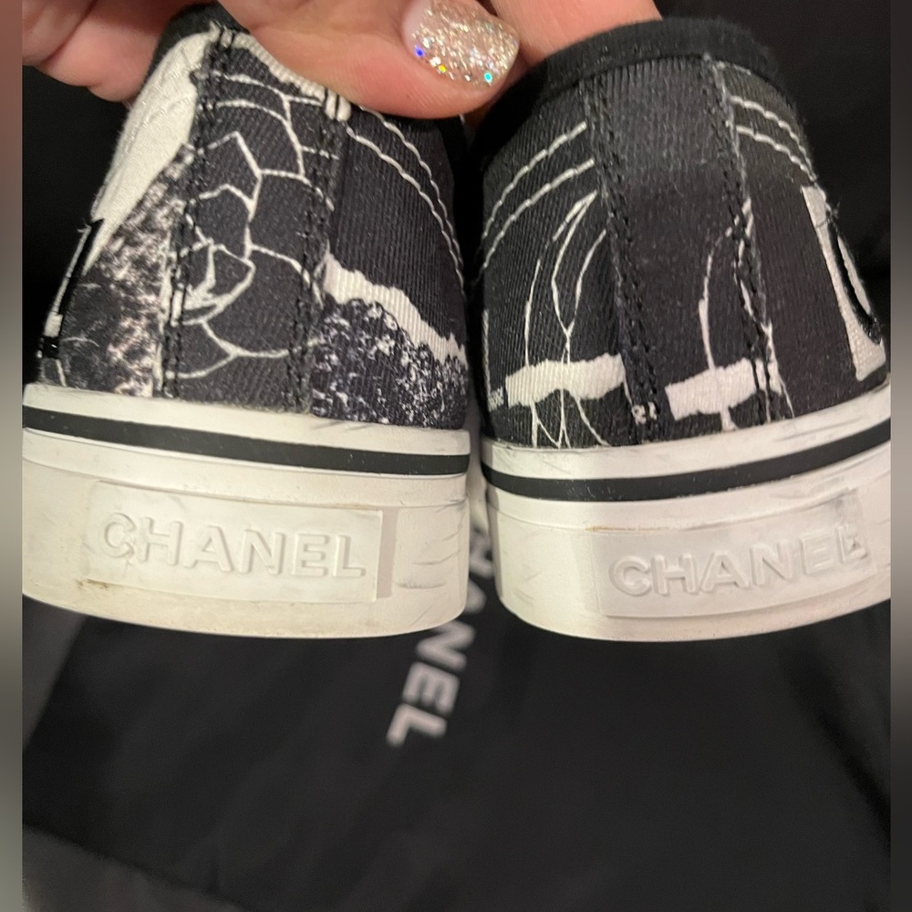 Pre loved Chanel black and white graffiti, logo lowtop sneakers, (39). - Picture 8 of 12